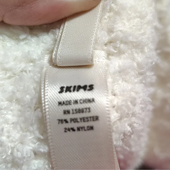 NWT SKIMS Bone White Cozy Knit Bouclé Teddy Shorts Size 4X/5X - Picture 7 of 8